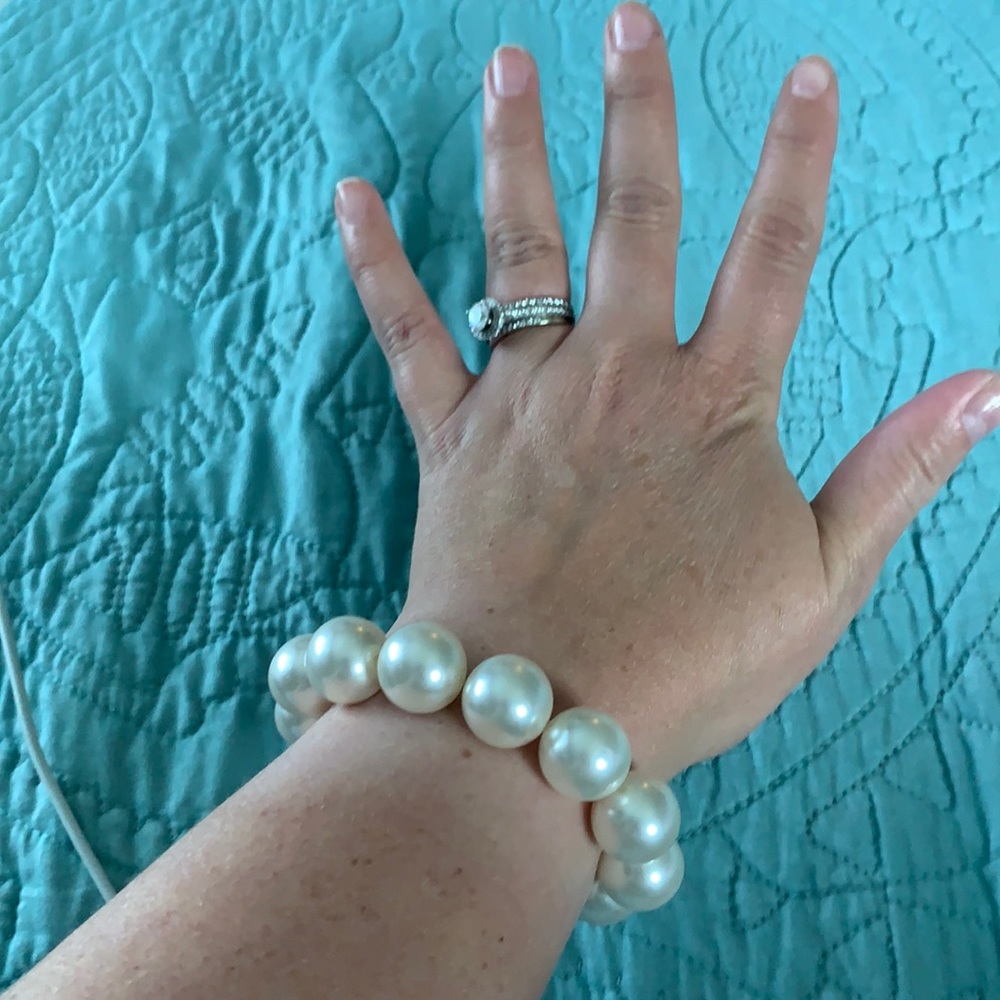 Cute, chunky pearl, stretchy bracelet